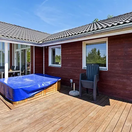 Three-bedroom Holiday In * Hals